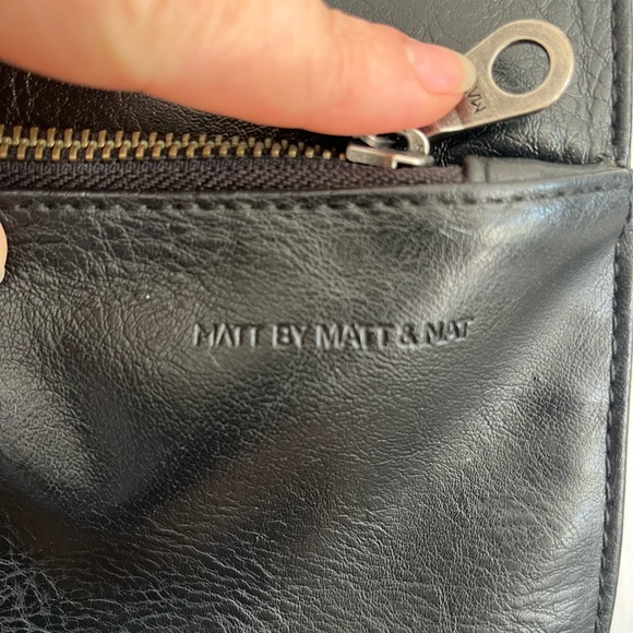 Matt & Nat vegan leather messenger bag - Picture 3 of 10